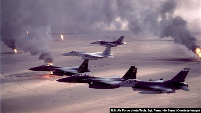 F-15 və F-16 qırıcıları 1991-ci ildə "Səhrada Fırtına" əməliyyatı zamanı yanan neft yataqları üzərindən uçur.