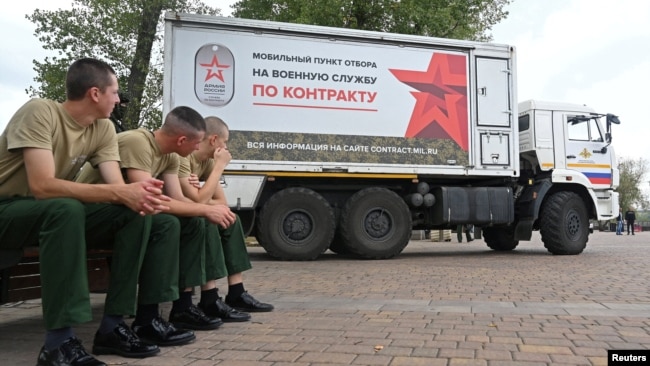 Yeni çağırışçılar Rostovda hərbi xidmət üçün səyyar çağırış məntəqəsinin yaxınlığında oturublar.